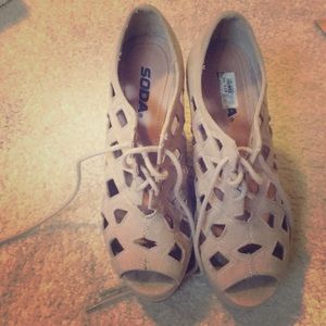 Caged nude peep toe wedges 👠